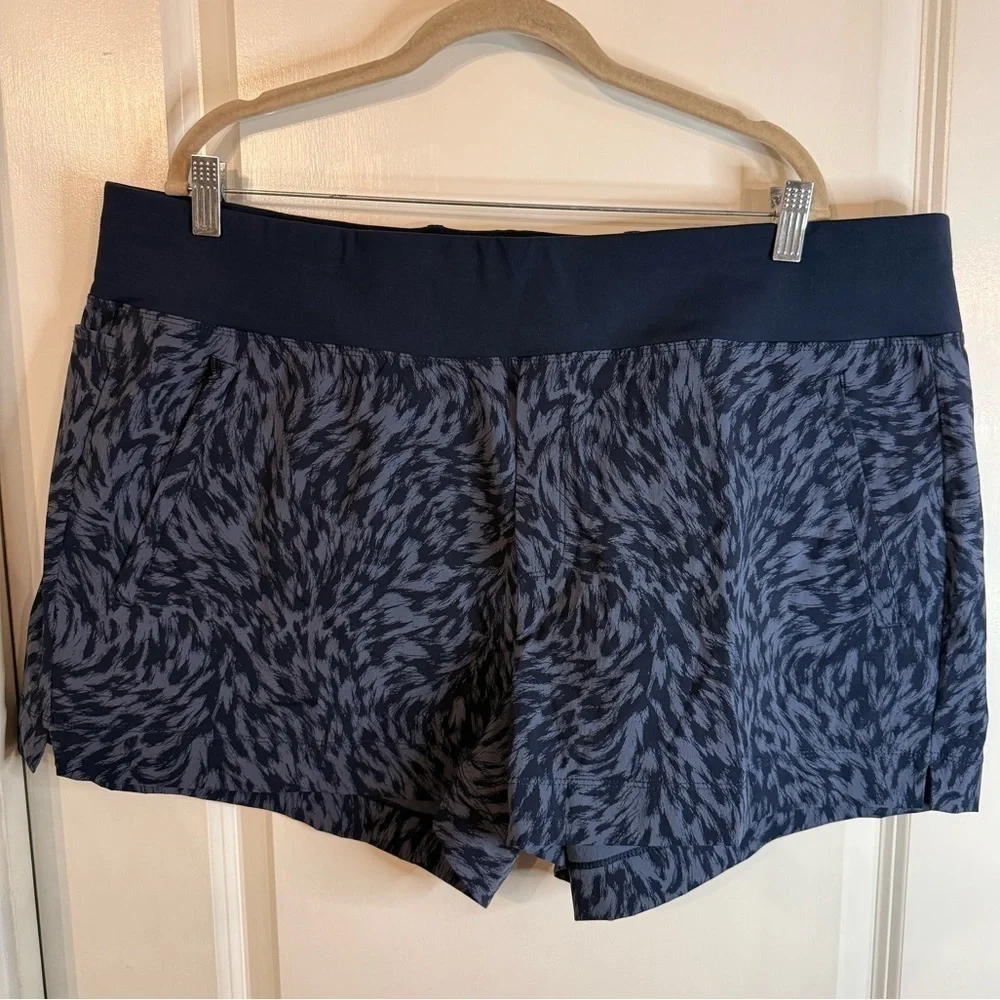NWT Athleta Women’s Trekkie North NVLX Printed Shorts - Size 20